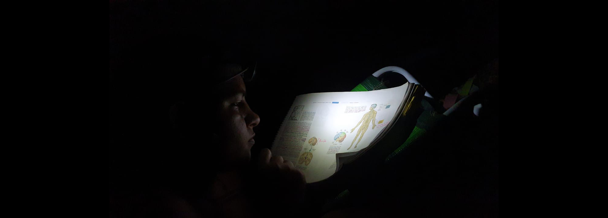 Juma Xipaia estuda durante a noite