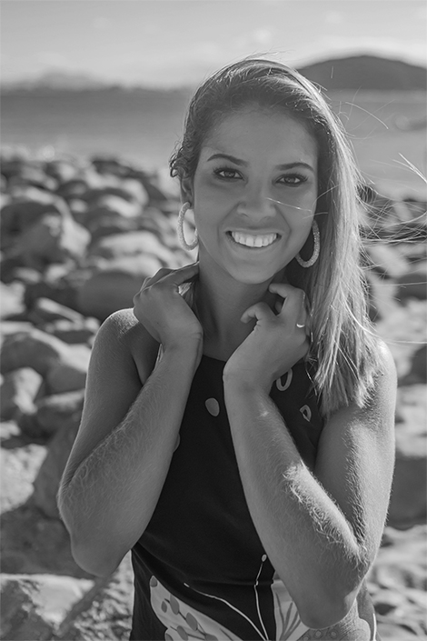 Foto em preto e branco Manuela Aguiar na praia