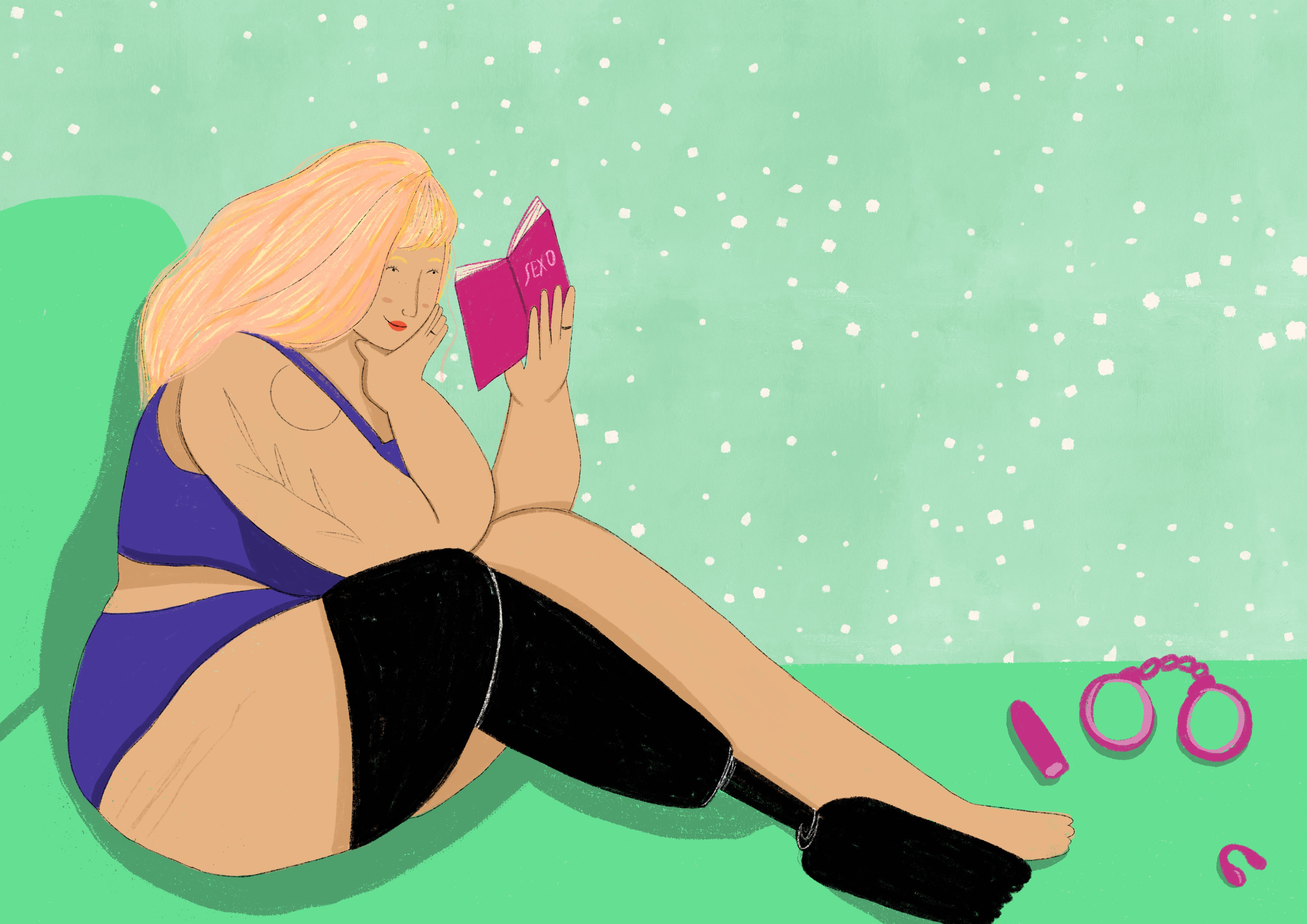 mulher de cabelo colorido, sentada na cama de calcinha e sutiã com prótese ortopédica na perna direita, lendo um livro sobr sexo com alguns sex toys do lado