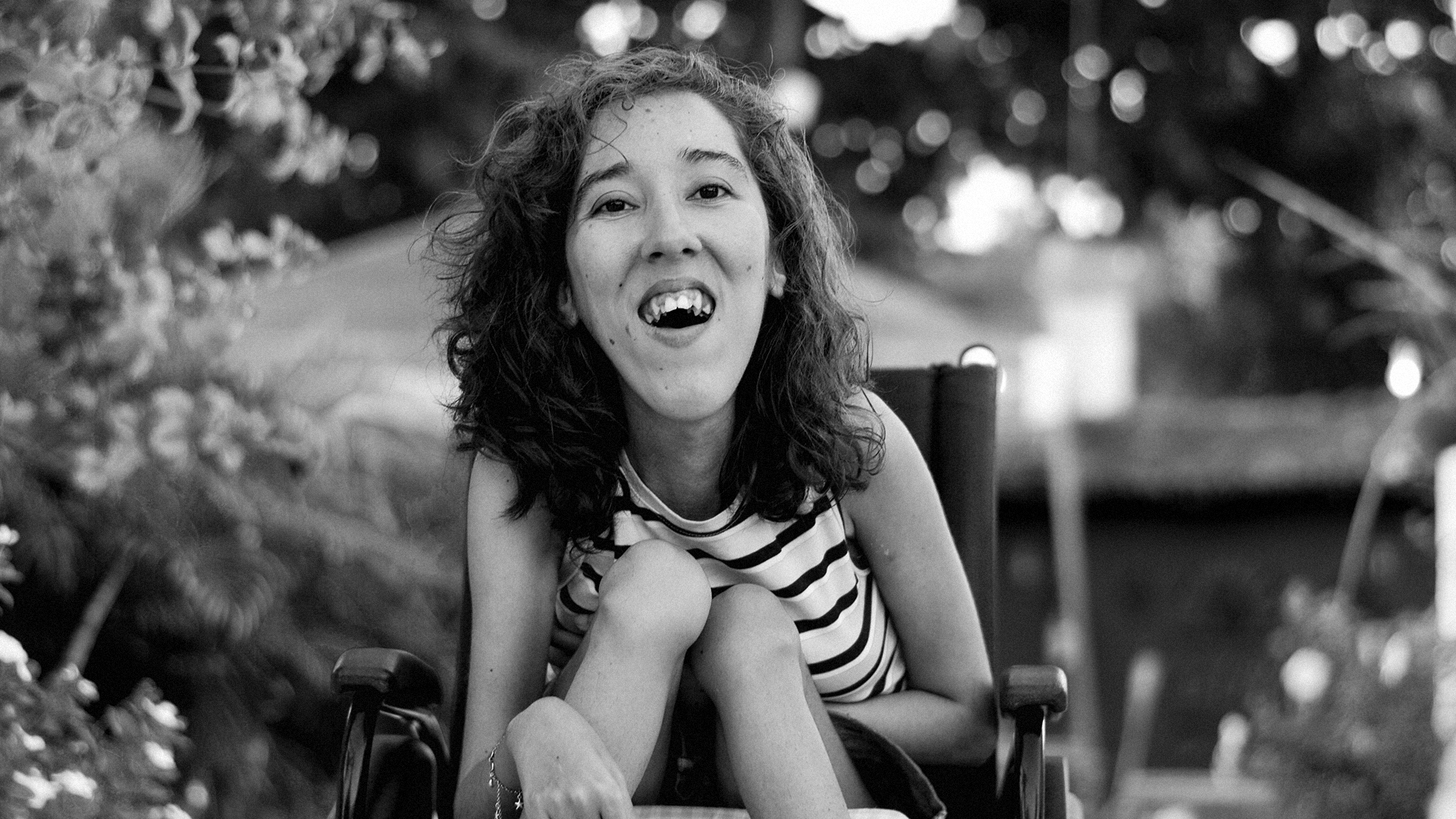 foto em preto e branco de Vanessa de Oliveira sorrindo