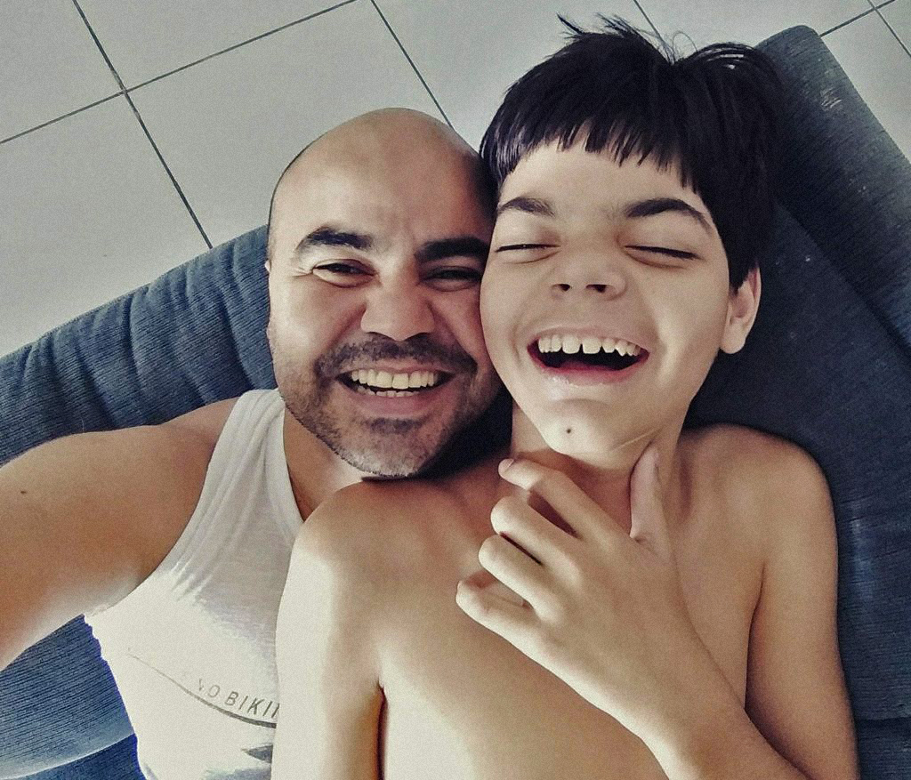 Luciano Lima, um dos fundadores da Abrace Esperança e seu filho Alcir Luan, portador da síndrome Lennox-Gastaut, tipo raro de epilepsia
