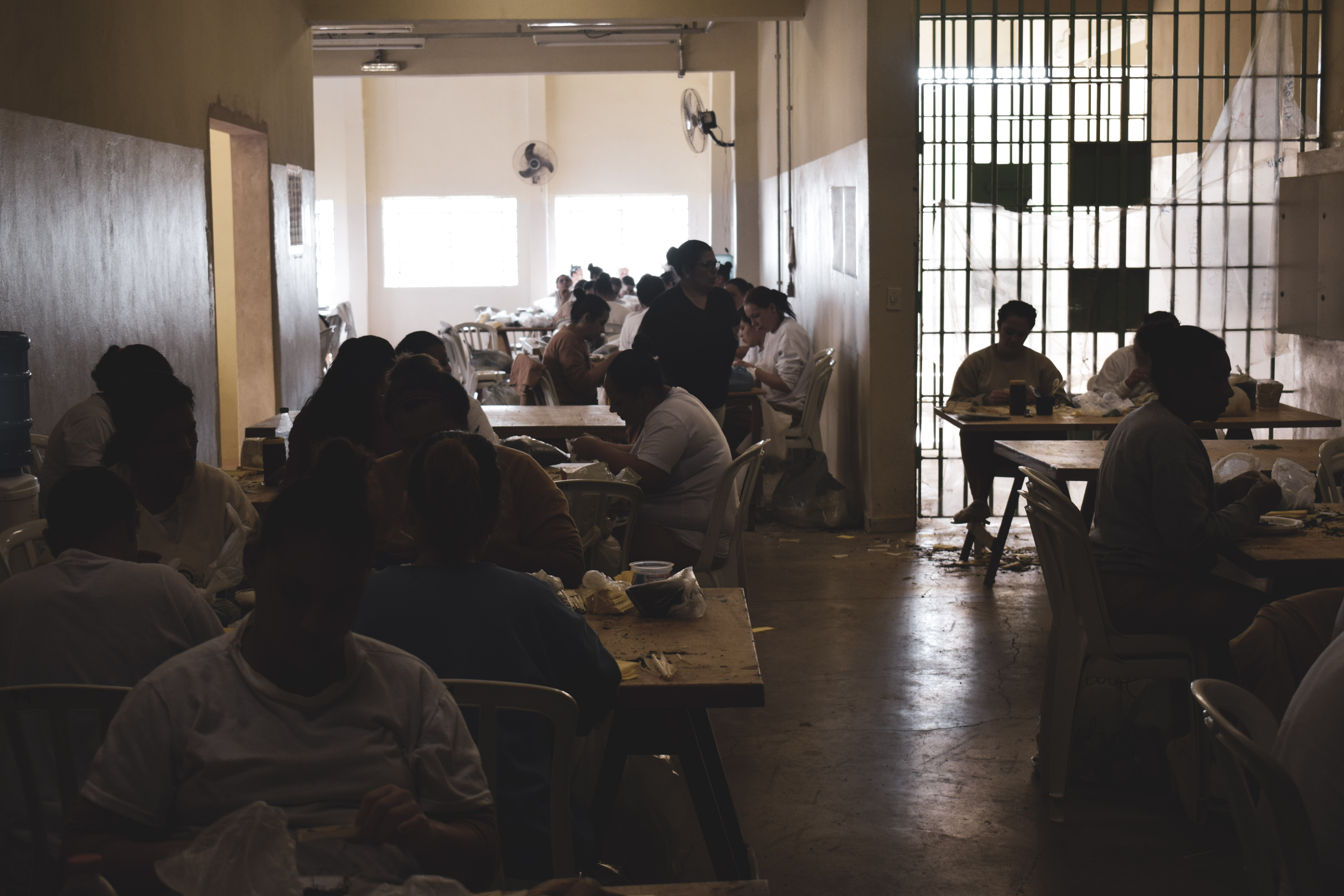 foto contraluz de pessoas em restrição de liberdade