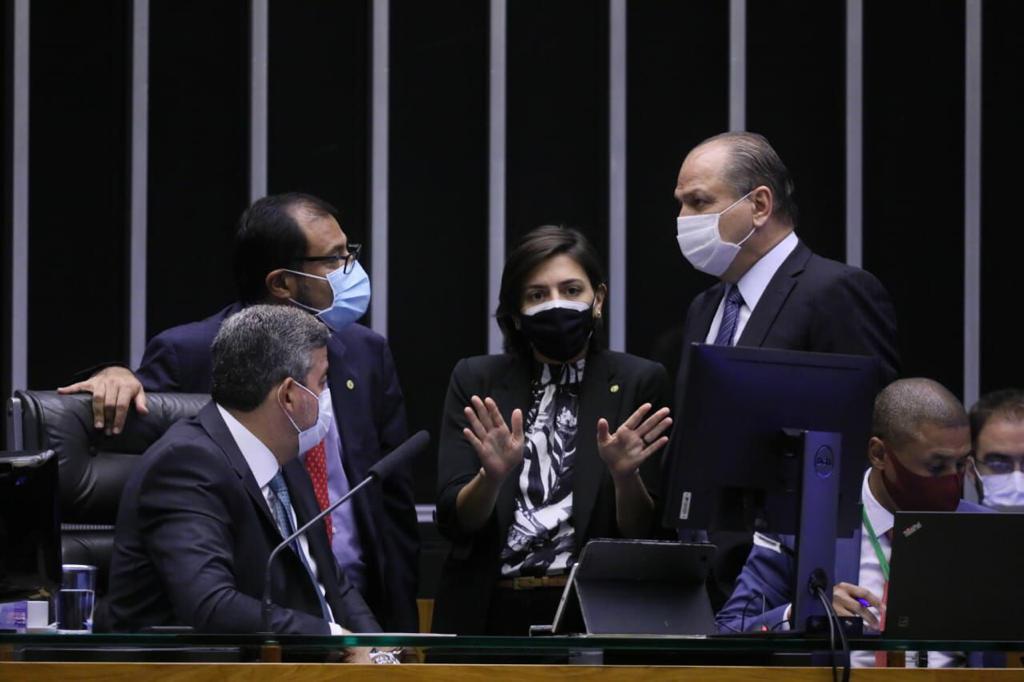 Fotografia de Natália Bonavides na Câmara dos Deputados entre outros deputados