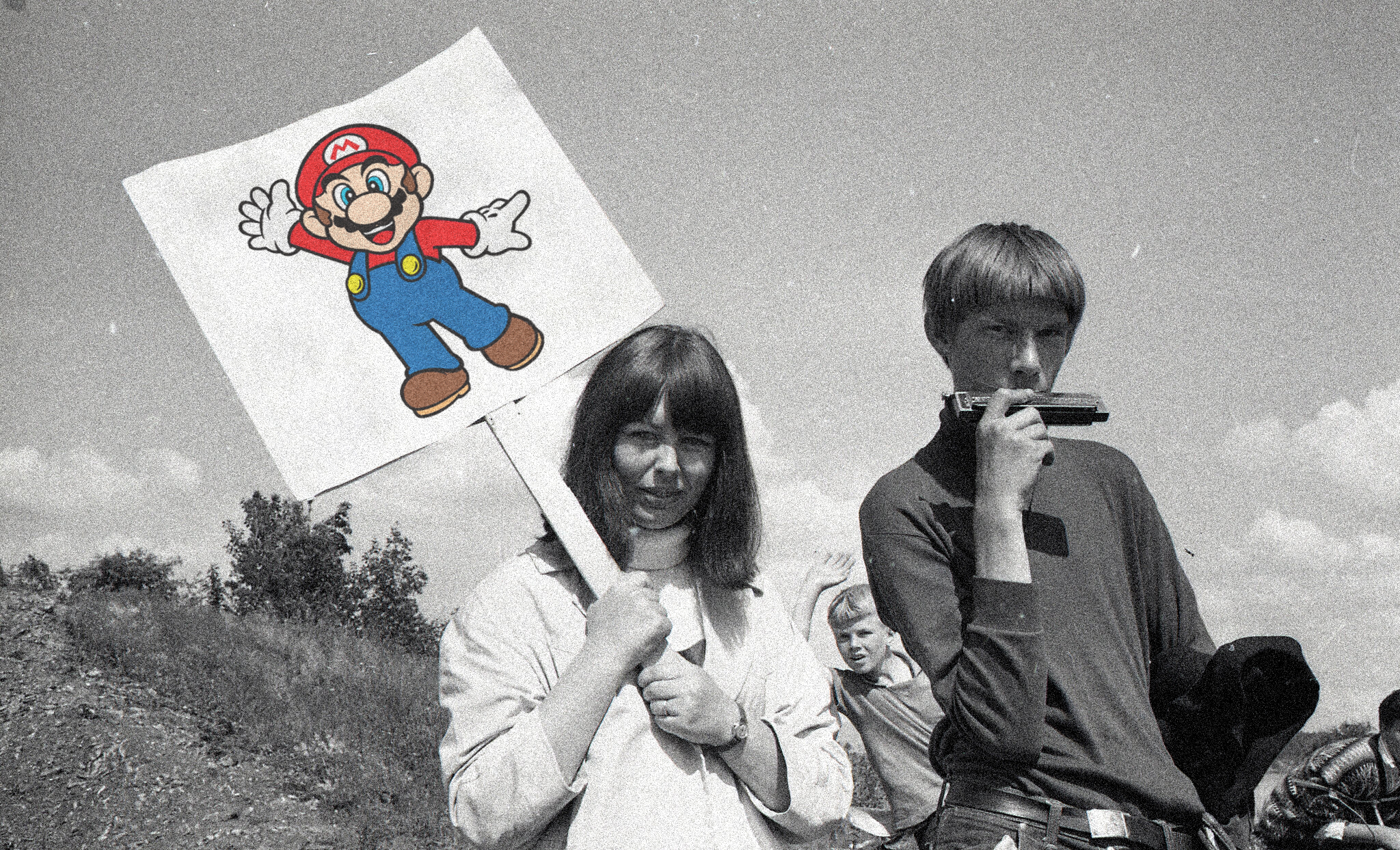 foto antiga de fãs com cartazes do mario