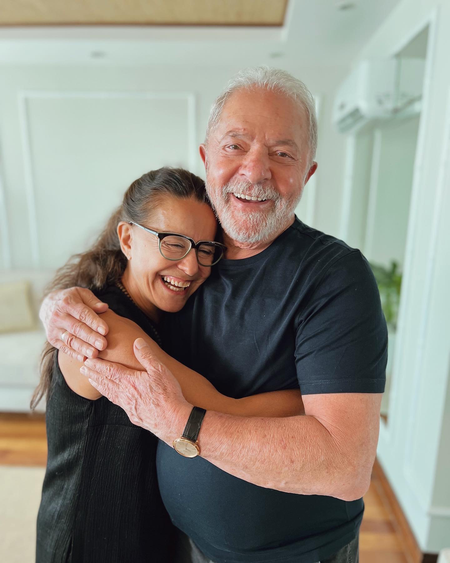 Presidente Lula abraça sua amiga, a atriz e ativista Lucélia Santos – além de mãe de Pedro Neschling