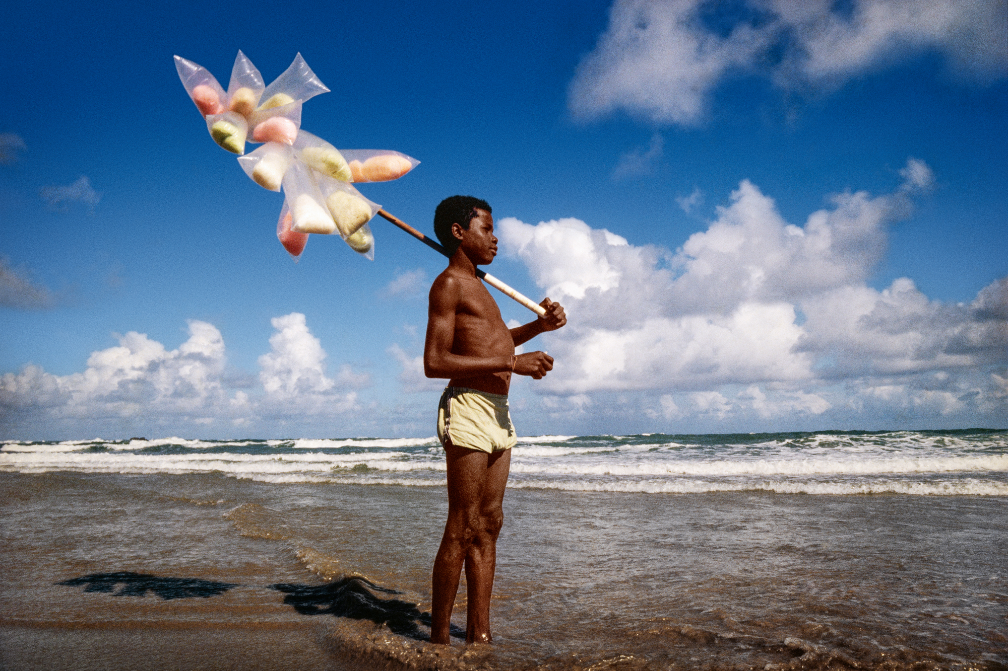 Vendedor de sonhos na Praia da Piatã, Salvador, BA, déc. 1980 : Walter Firmo:Acervo IMS