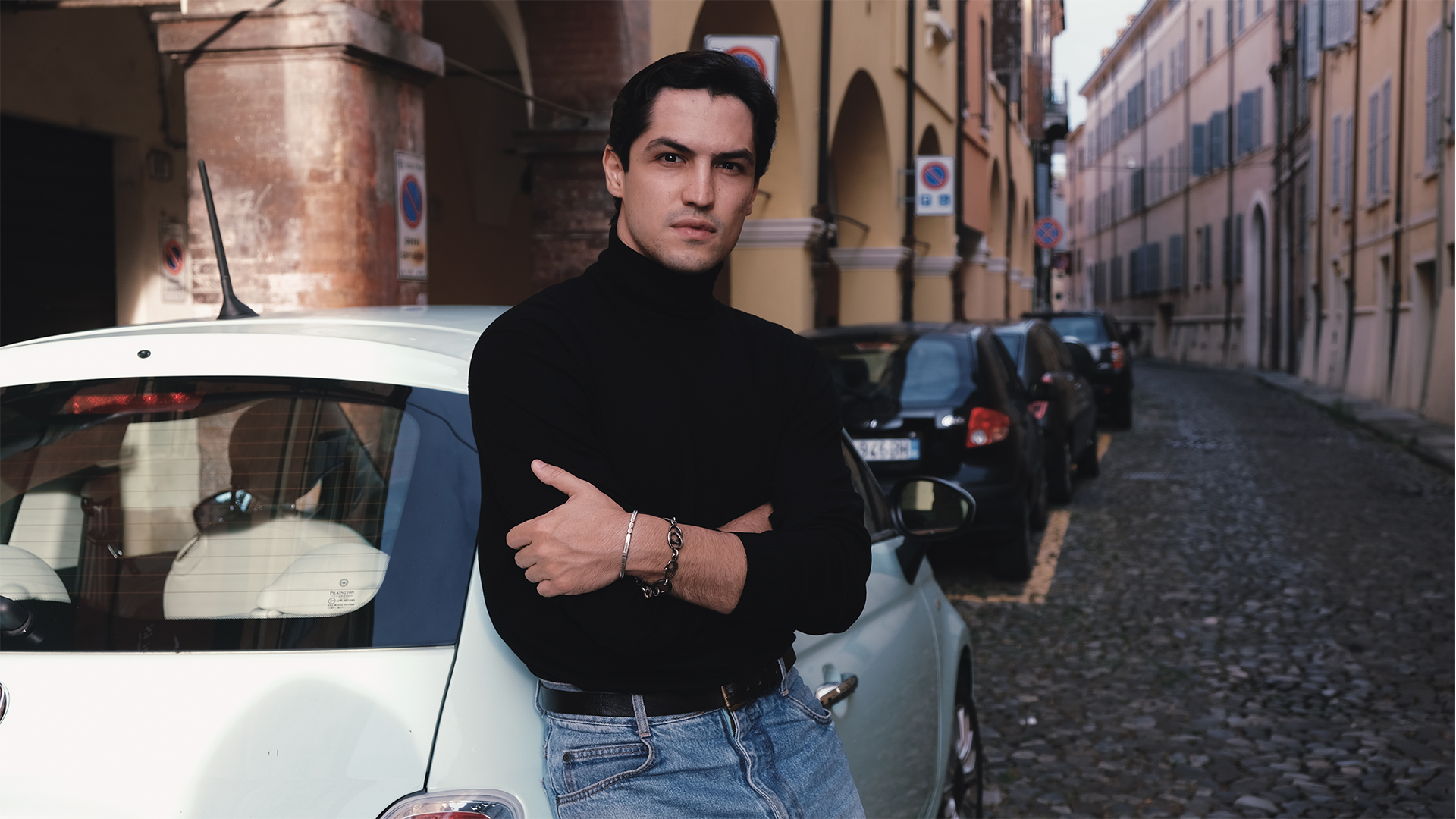 Retrato do ator Gabriel Leone, atrás dele uma fila de carros.
